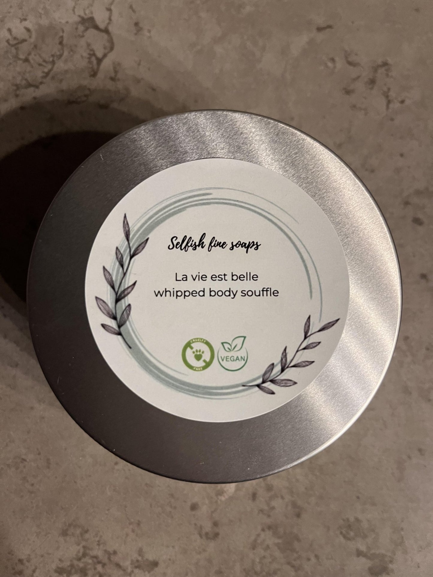 La vie est belle whipped body soufle - Selfish Fine Soaps. This is a round tin of whipped body souffle. Handmade from natural ingredients which love your skin. It is vegan friendly. It is perfumed with La vie est belle fragrance oil and smells lovely.